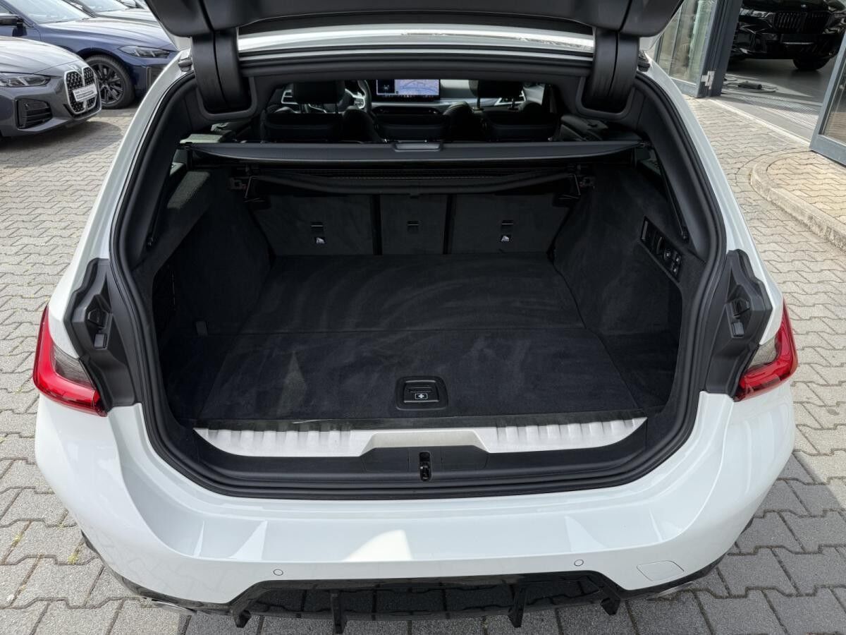 BMW 330 e xDrive Touring M Sportpaket //Pano FACELIFT BMW 330 e xDrive Touring M Sportpaket //Pano FACELIFT