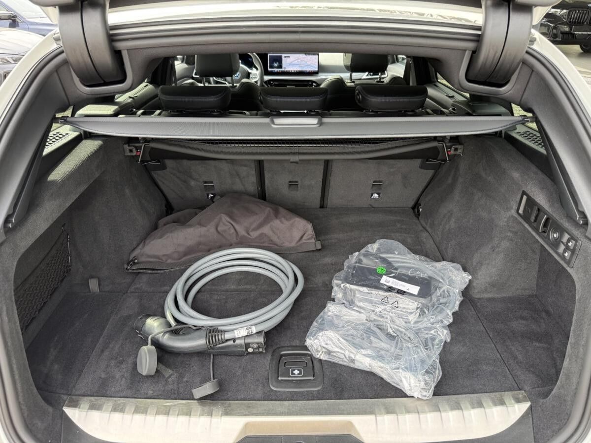 BMW 330 e xDrive Touring M Sportpaket //Pano FACELIFT BMW 330 e xDrive Touring M Sportpaket //Pano FACELIFT