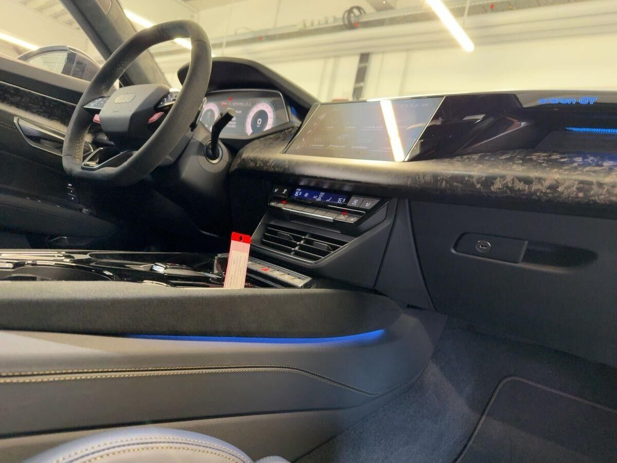 Audi RS e-tron GT performancce quattro Head-Up Laser Massage