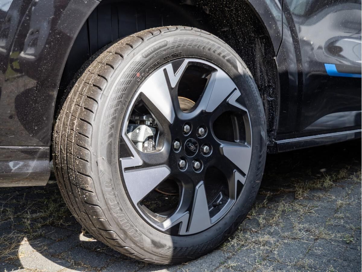 Ford Tourneo Custom Sport L1 Automatik 8-Sitzer Navi LED-Scheinwerfer Kamera FGS 5 Jahre