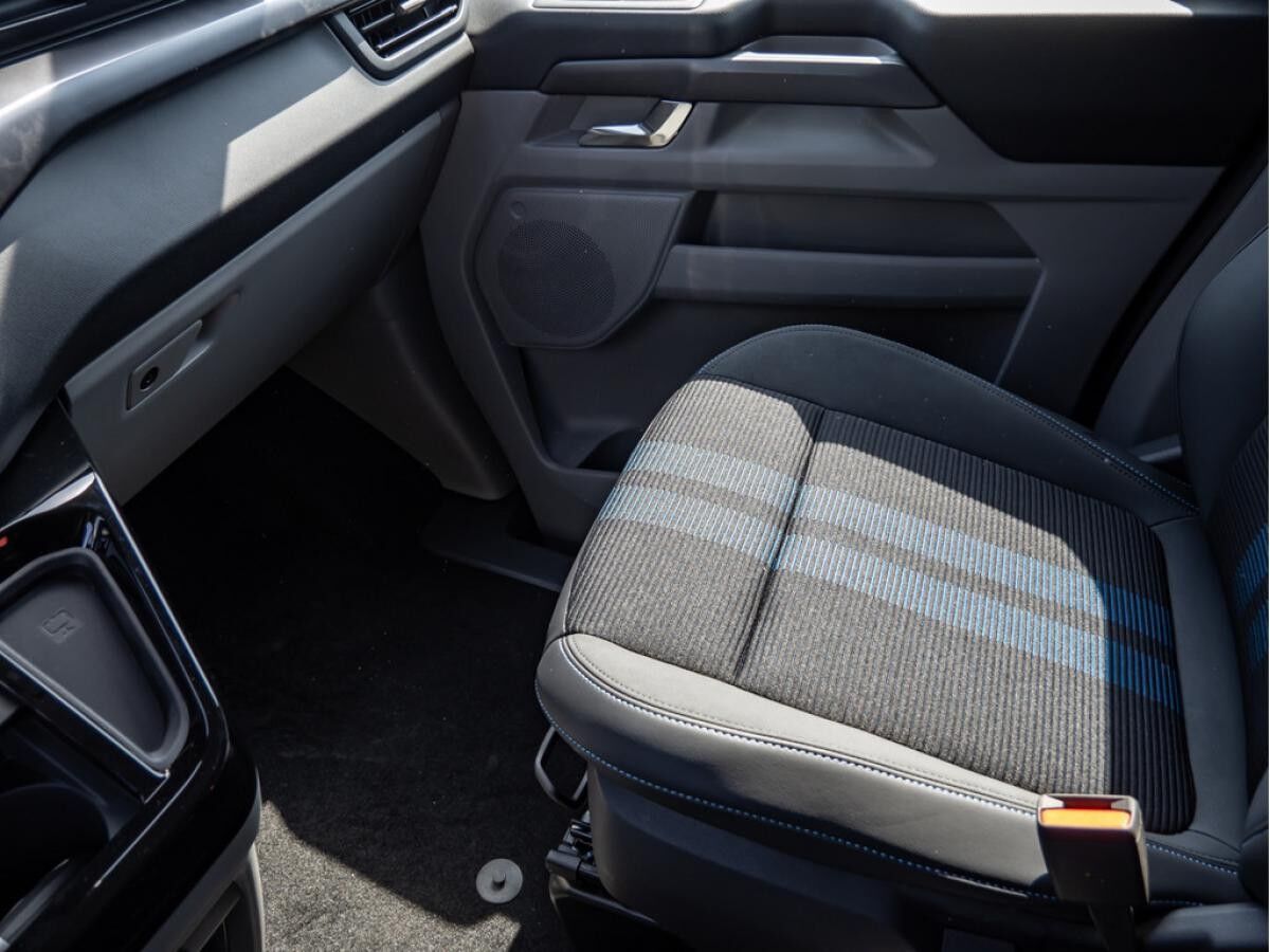 Ford Tourneo Custom Sport L1 Automatik 8-Sitzer Navi LED-Scheinwerfer Kamera FGS 5 Jahre