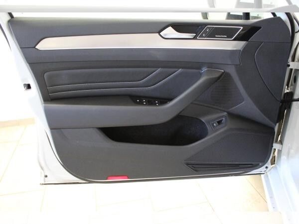 Volkswagen Passat Variant 2.0 TDI DSG R-Line 18 PANO AHK STAND H/K