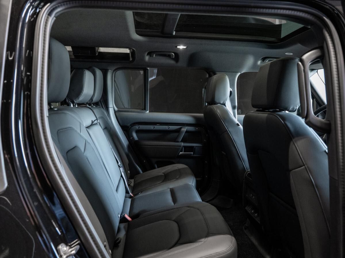 Land Rover Defender D300 X-Dynamic SE