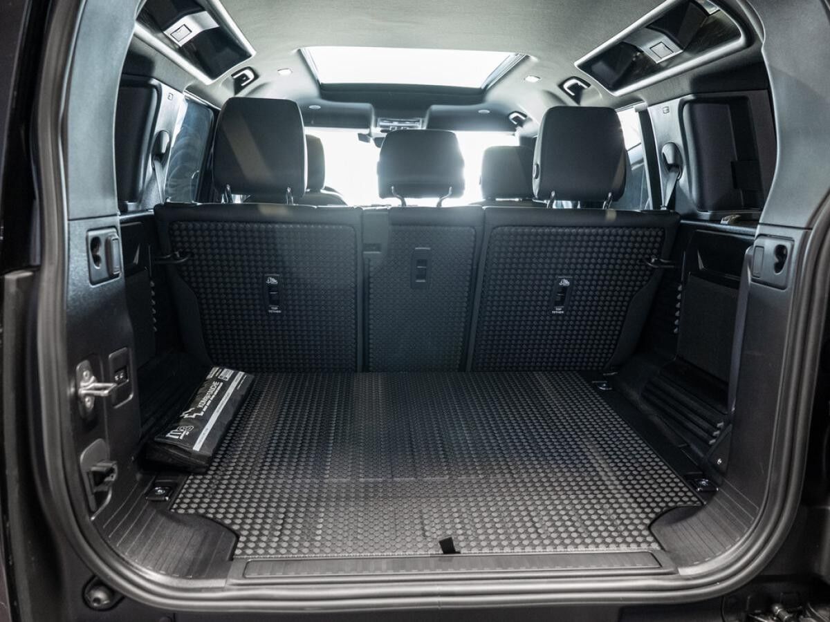 Land Rover Defender D300 X-Dynamic SE