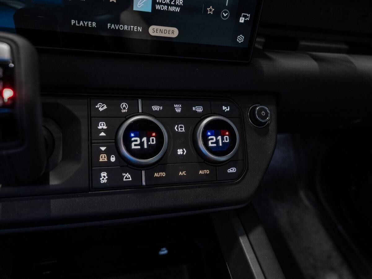 Land Rover Defender D300 X-Dynamic SE