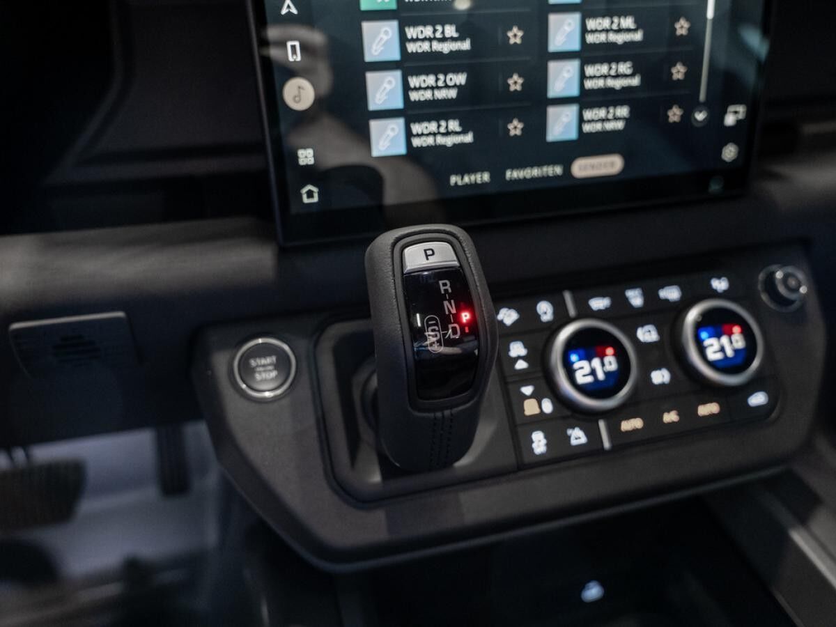 Land Rover Defender D300 X-Dynamic SE