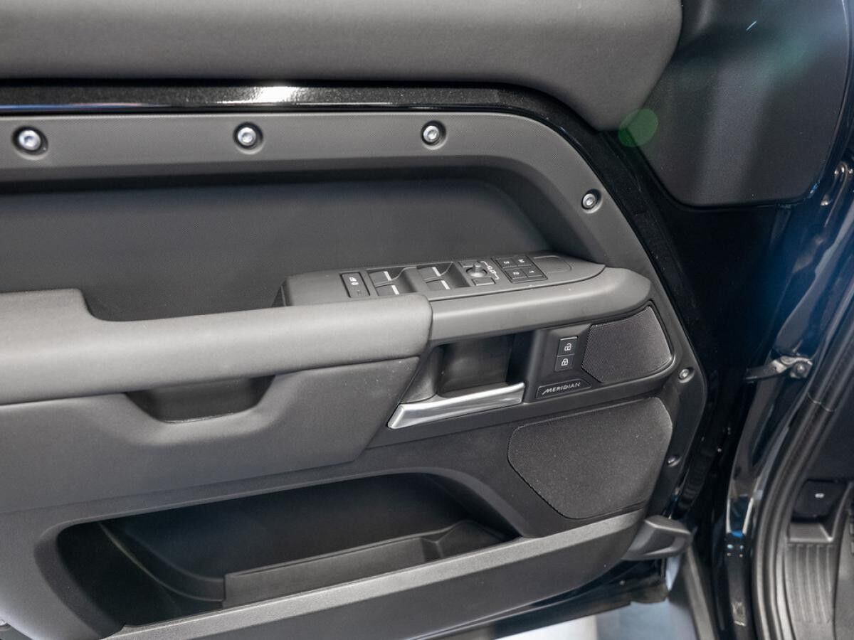 Land Rover Defender D300 X-Dynamic SE
