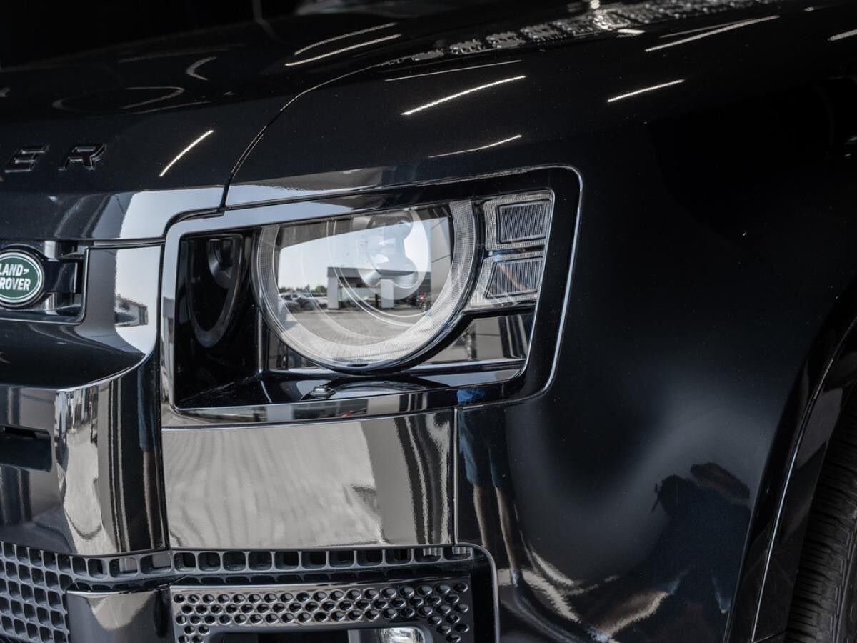 Land Rover Defender D300 X-Dynamic SE
