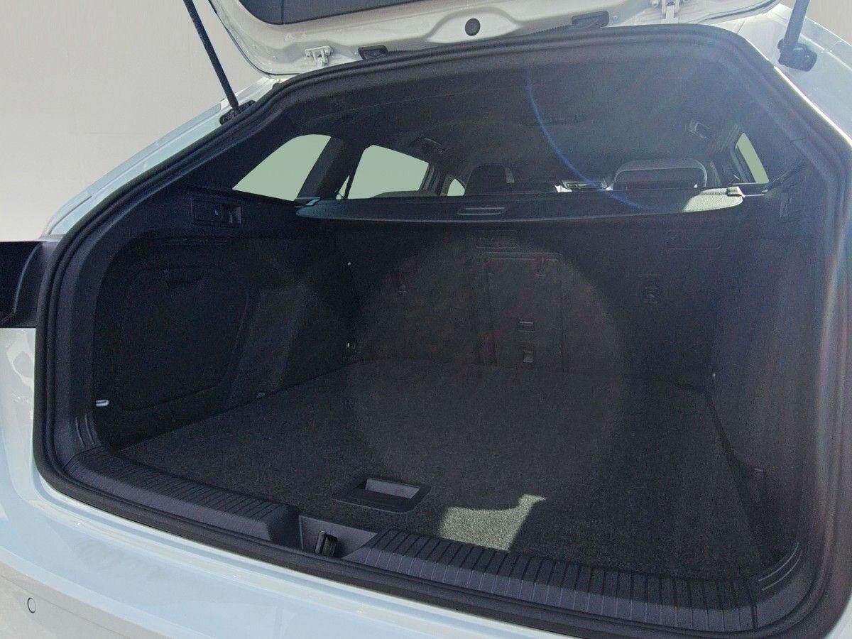 Volkswagen Golf 8 Var. R-Line 2.0 TSI DSG LED+ STHZ TRAVEL
