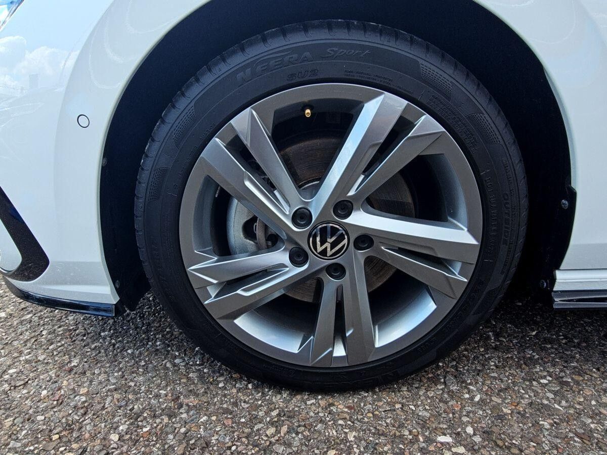 Volkswagen Golf 8 Var. R-Line 2.0 TSI DSG LED+ STHZ TRAVEL