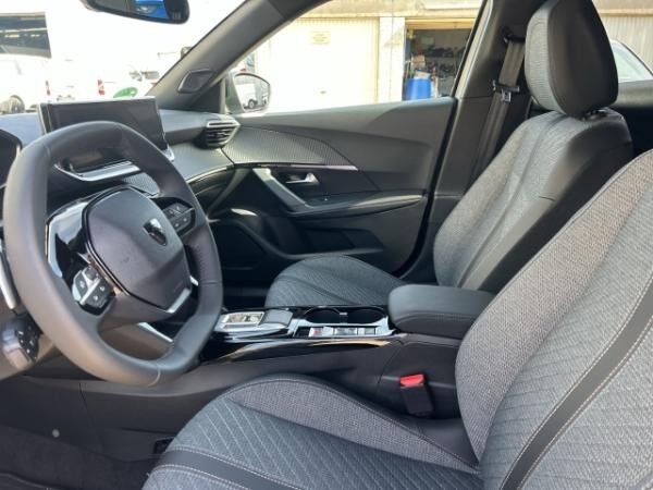 Peugeot 2008 Allure Hybrid 145