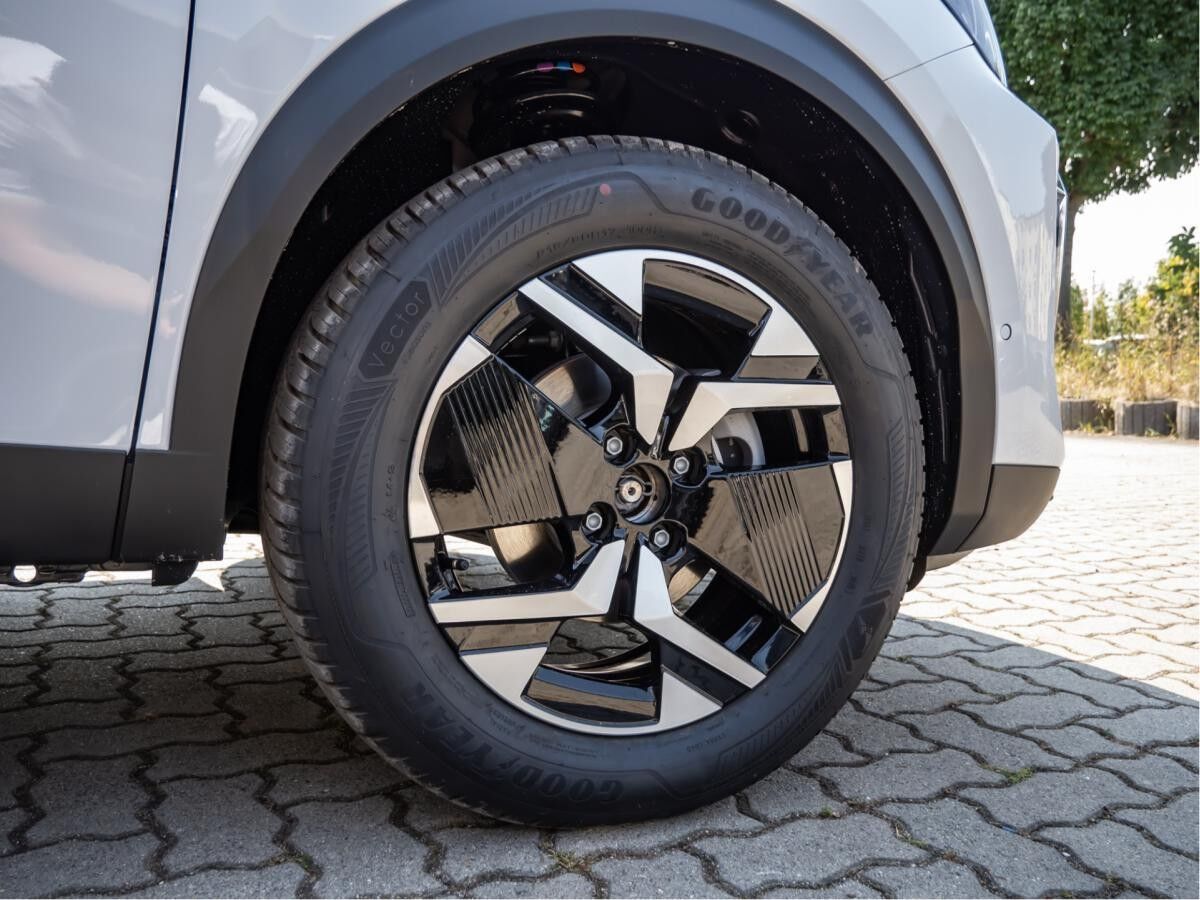 Peugeot 2008 1.2 Hybrid 145 Allure *LAGERABVERKAUF*