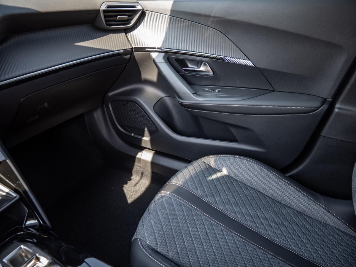 Peugeot 2008 1.2 Hybrid 145 Allure *LAGERABVERKAUF*