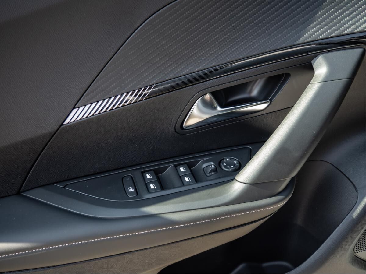 Peugeot 2008 1.2 Hybrid 145 Allure *LAGERABVERKAUF*