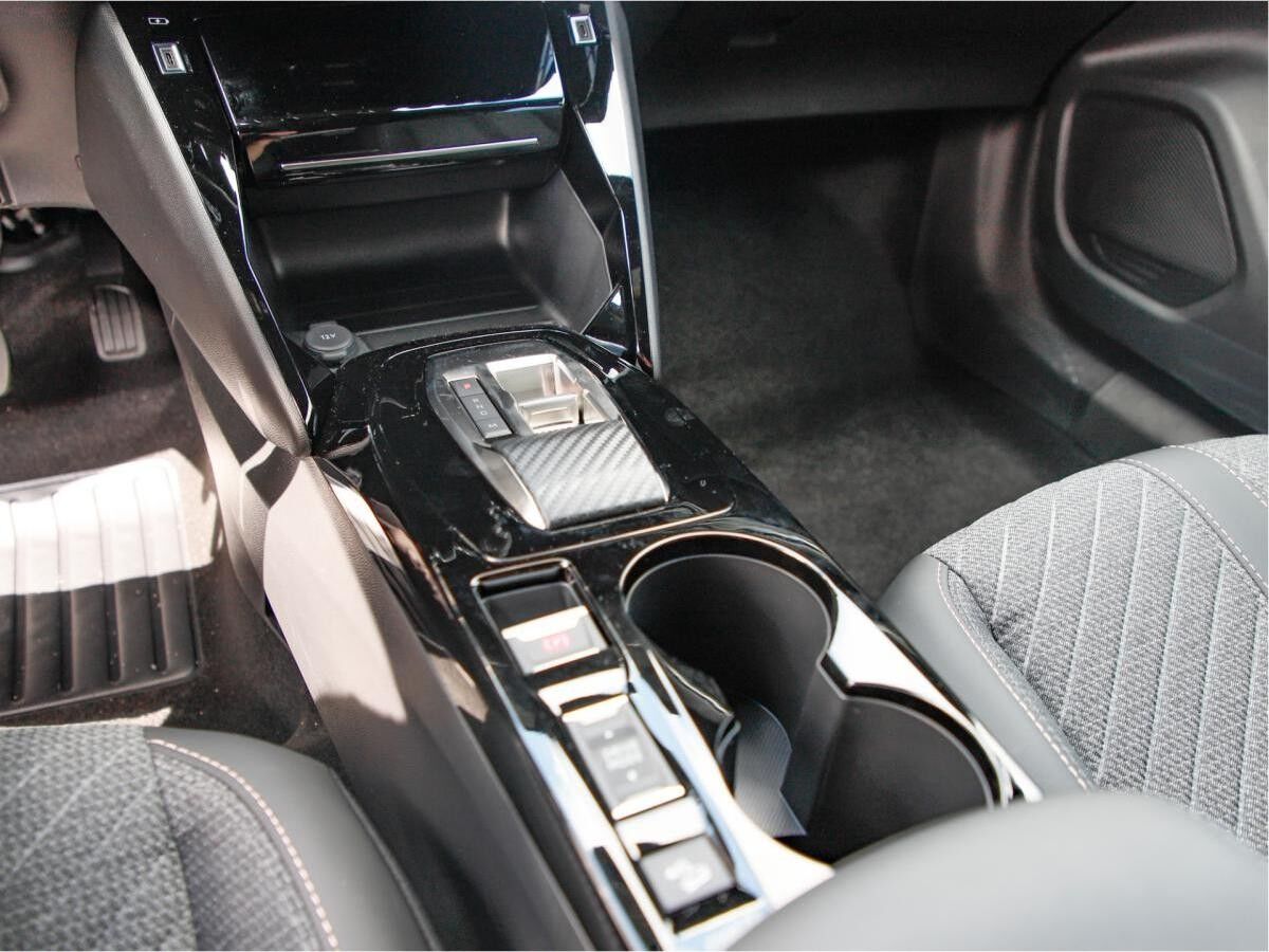 Peugeot 2008 1.2 Hybrid 145 Allure *LAGERABVERKAUF*