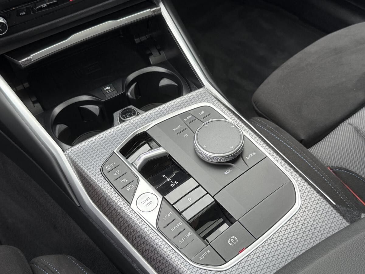 BMW 330 e xDrive Touring M Sport PRO //AHK FACELIFT BMW 330 e xDrive Touring M Sport PRO //AHK FACELIFT