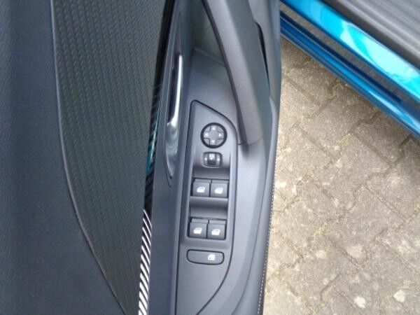 Peugeot 2008 Elektro 156 Allure OBC, Navi, Keyless