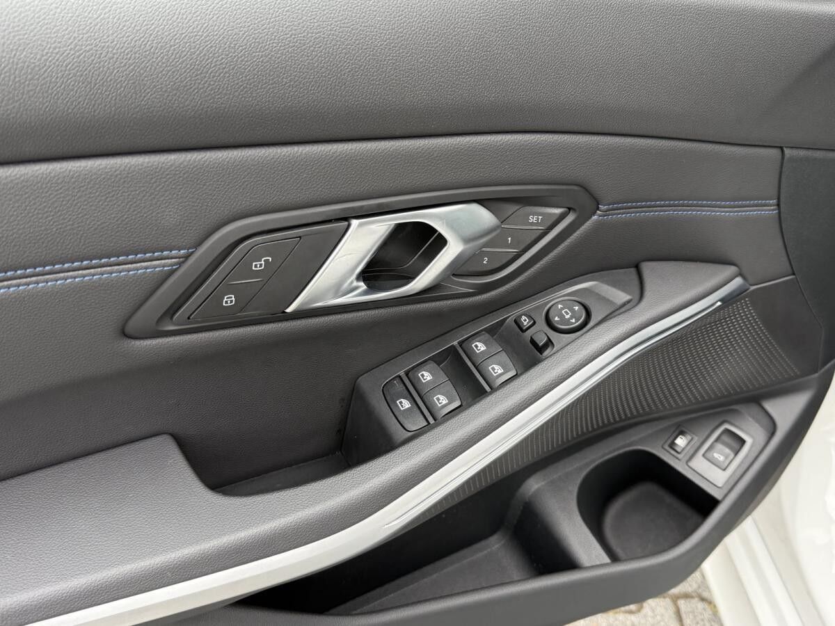 BMW 330 e xDrive Touring M Sport //AHK Pano FACELIFT BMW 330 e xDrive Touring M Sport //AHK Pano FACELIFT