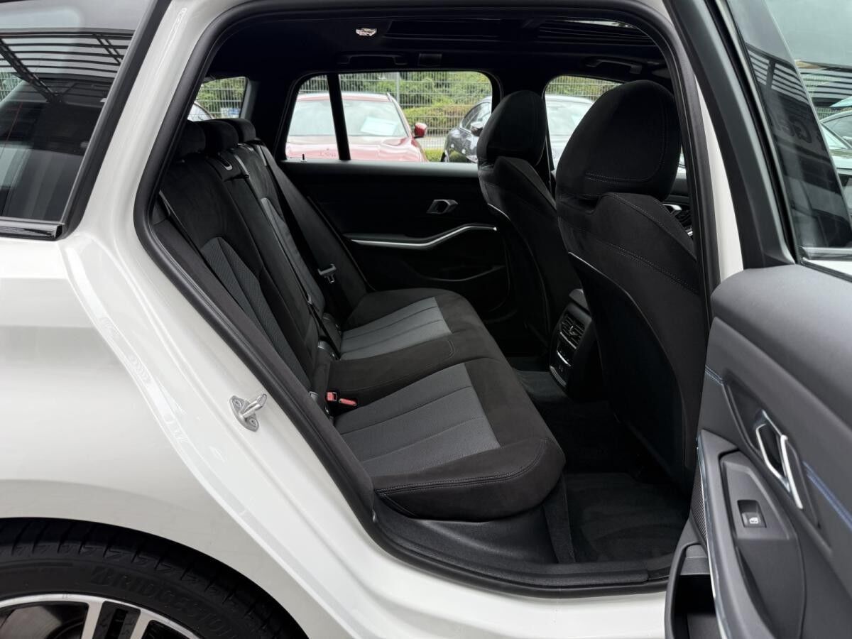 BMW 330 e xDrive Touring M Sport //AHK Pano FACELIFT BMW 330 e xDrive Touring M Sport //AHK Pano FACELIFT