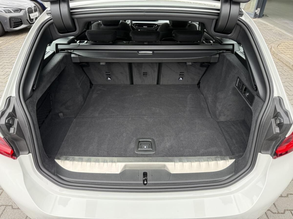 BMW 330 e xDrive Touring M Sport //AHK Pano FACELIFT BMW 330 e xDrive Touring M Sport //AHK Pano FACELIFT