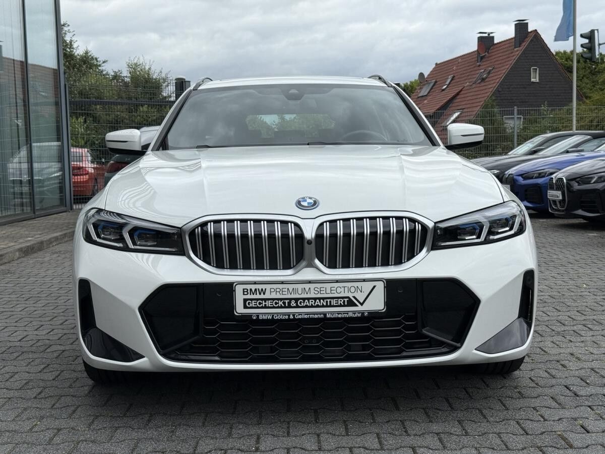 BMW 330 e xDrive Touring M Sport //AHK Pano FACELIFT BMW 330 e xDrive Touring M Sport //AHK Pano FACELIFT