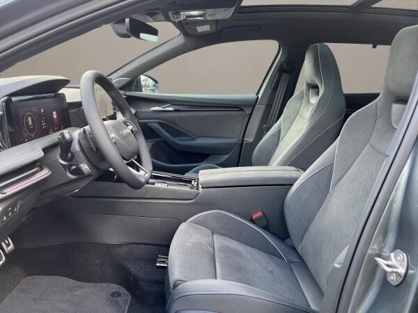 Skoda Superb Combi Sportline Navi DCC PANO AHK eHeck