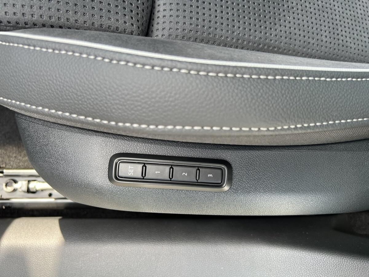 Skoda Superb Combi Sportline SOFORT VERFÜGBAR! Navi DCC PANO AHK eHeck