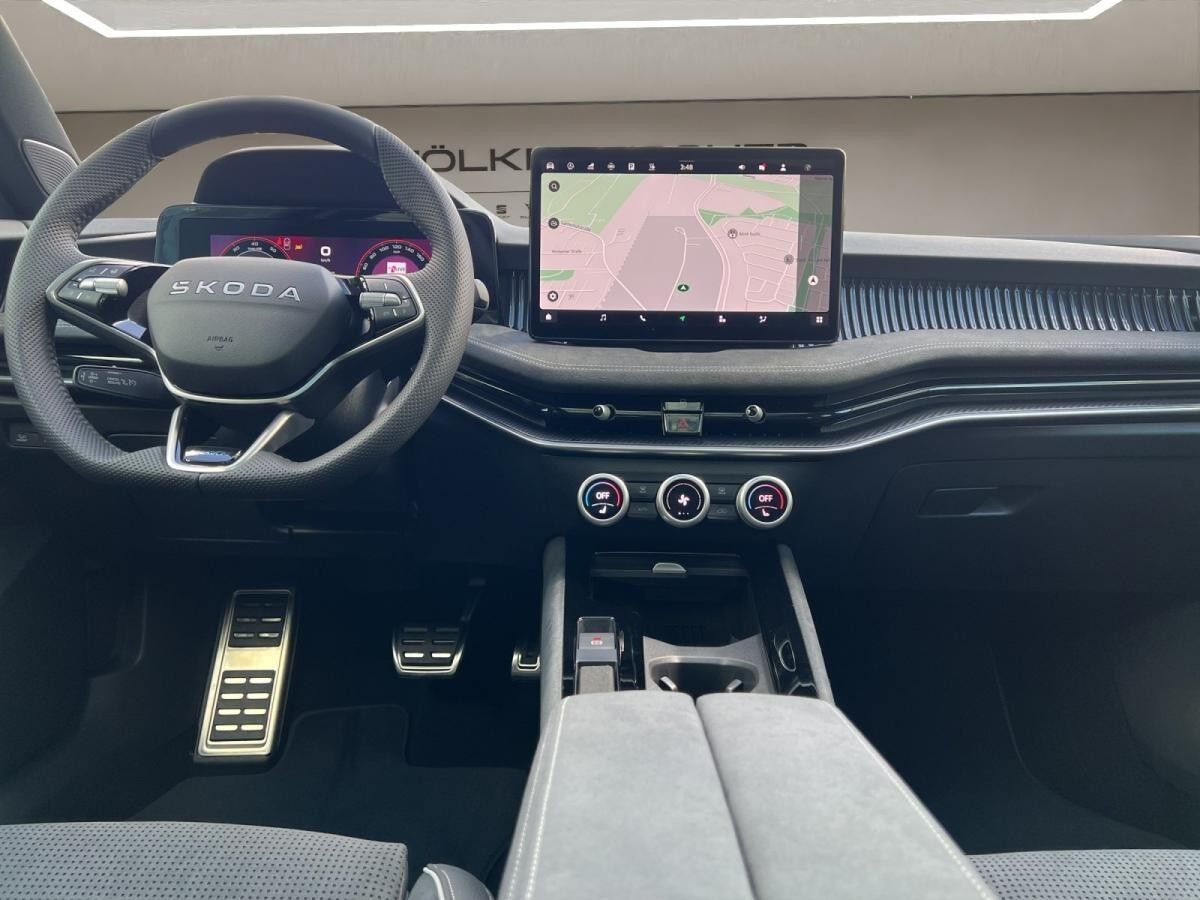 Skoda Superb Combi Sportline SOFORT VERFÜGBAR! Navi DCC PANO AHK eHeck