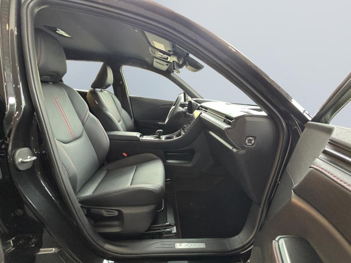 Lexus LBX Elegant Black Edition | FWD | Komfort Paket | sofort verfügbar Lexus LBX Elegant Black Edition | FWD | Komfort Paket | sofort verfügbar