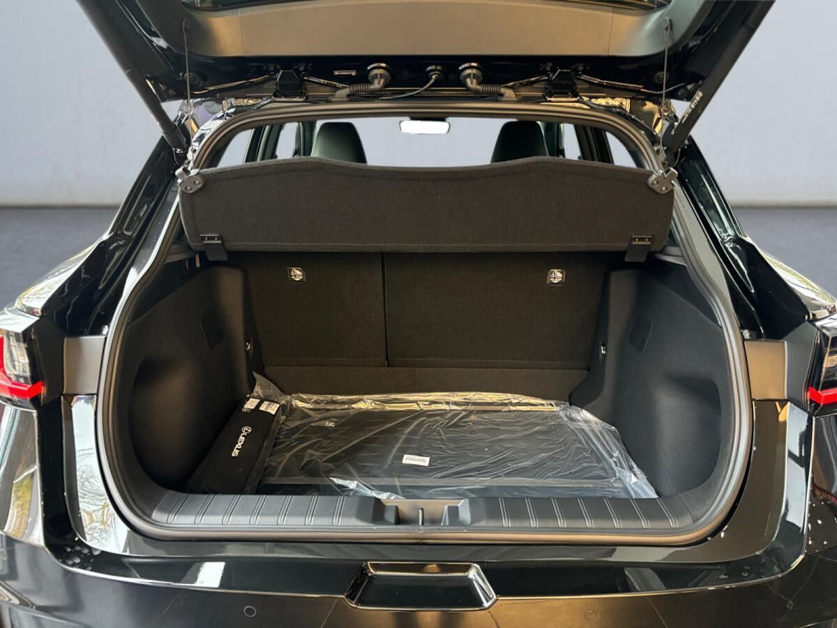 Lexus LBX Elegant Black Edition | FWD | Komfort Paket | sofort verfügbar Lexus LBX Elegant Black Edition | FWD | Komfort Paket | sofort verfügbar