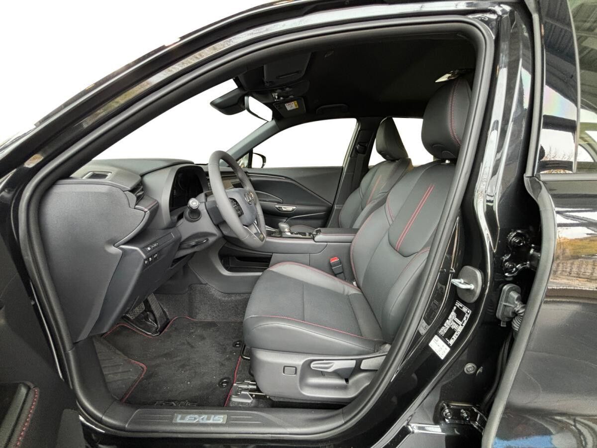 Lexus LBX Elegant Black Edition | FWD | Komfort Paket | sofort verfügbar Lexus LBX Elegant Black Edition | FWD | Komfort Paket | sofort verfügbar