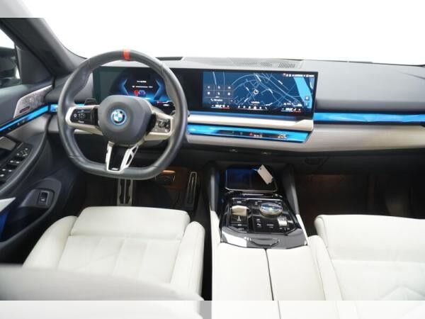 BMW i5 M60 xDr Touring M Sport Pro AHK,360 GRAD KAMERA,SITZBELÜFTUNG,AUTOBAHNASSISTENT,GLASDACH