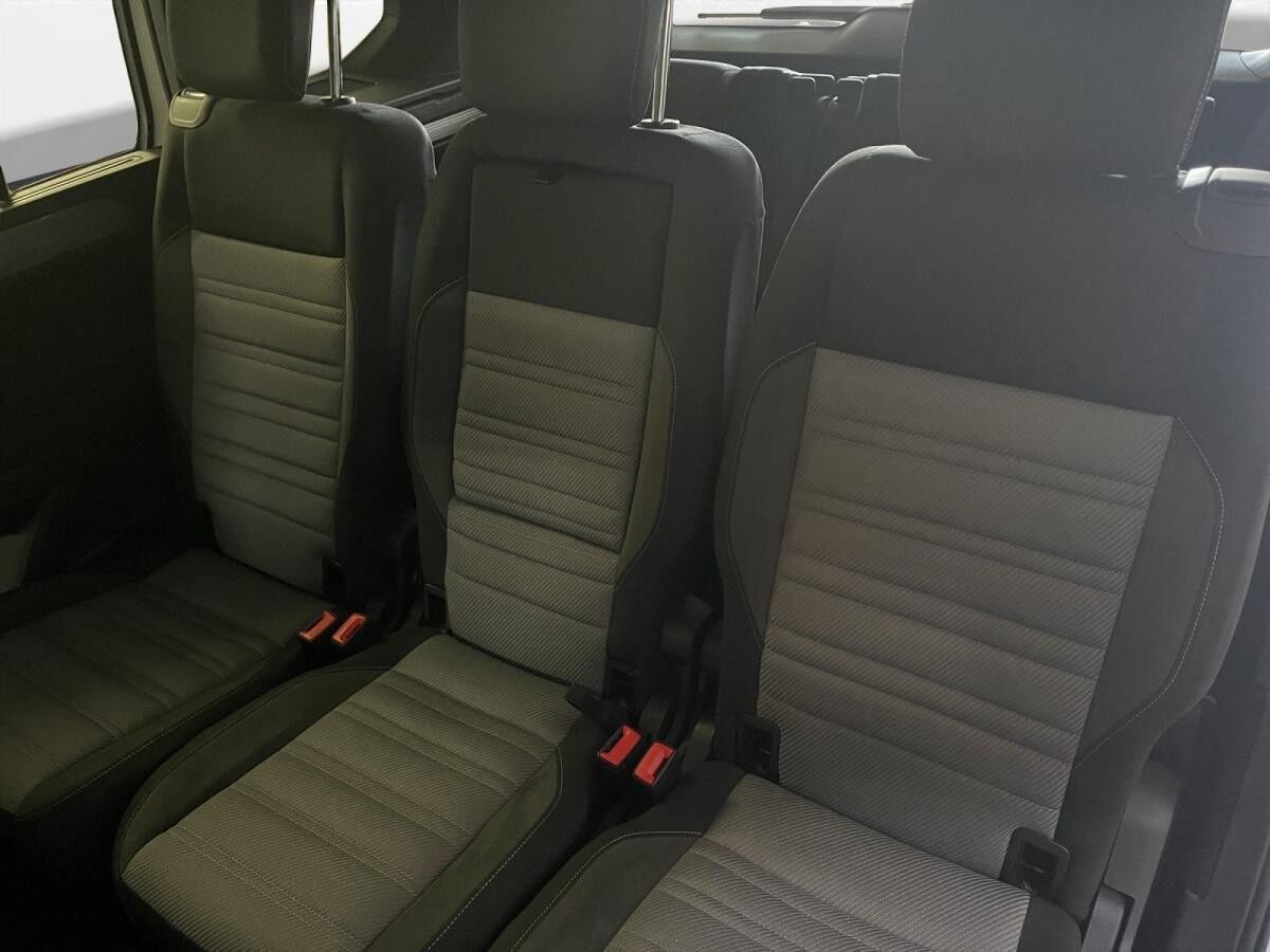 Volkswagen Touran 1.5 TSI R-Line 7-Sitzer AHK Pano LED Navi RFK ACC