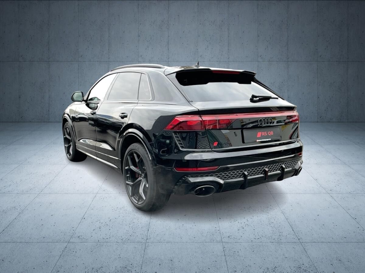 Audi RS Q8 SUV performance tiptr. Vmax 305 PANO HUD 23