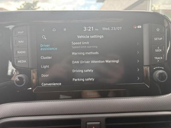 Hyundai i10 NAVIGATION (8 ZOLL TOUCHSCREEN)+RUECKFAHRKAMERA+PDC+LED TAGFAHRLICHT U.V.M.!