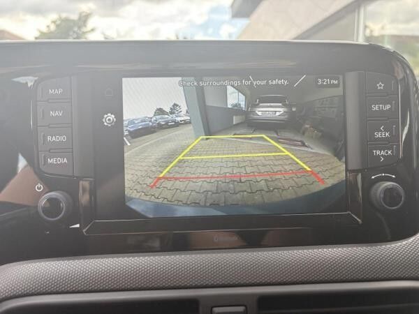 Hyundai i10 NAVIGATION (8 ZOLL TOUCHSCREEN)+RUECKFAHRKAMERA+PDC+LED TAGFAHRLICHT U.V.M.!
