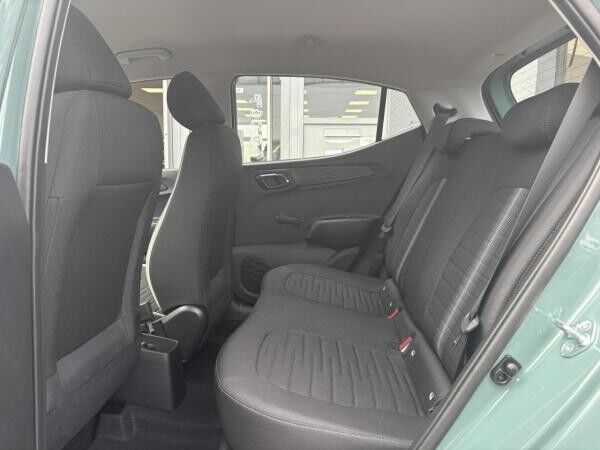 Hyundai i10 NAVIGATION (8 ZOLL TOUCHSCREEN)+RUECKFAHRKAMERA+PDC+LED TAGFAHRLICHT U.V.M.!