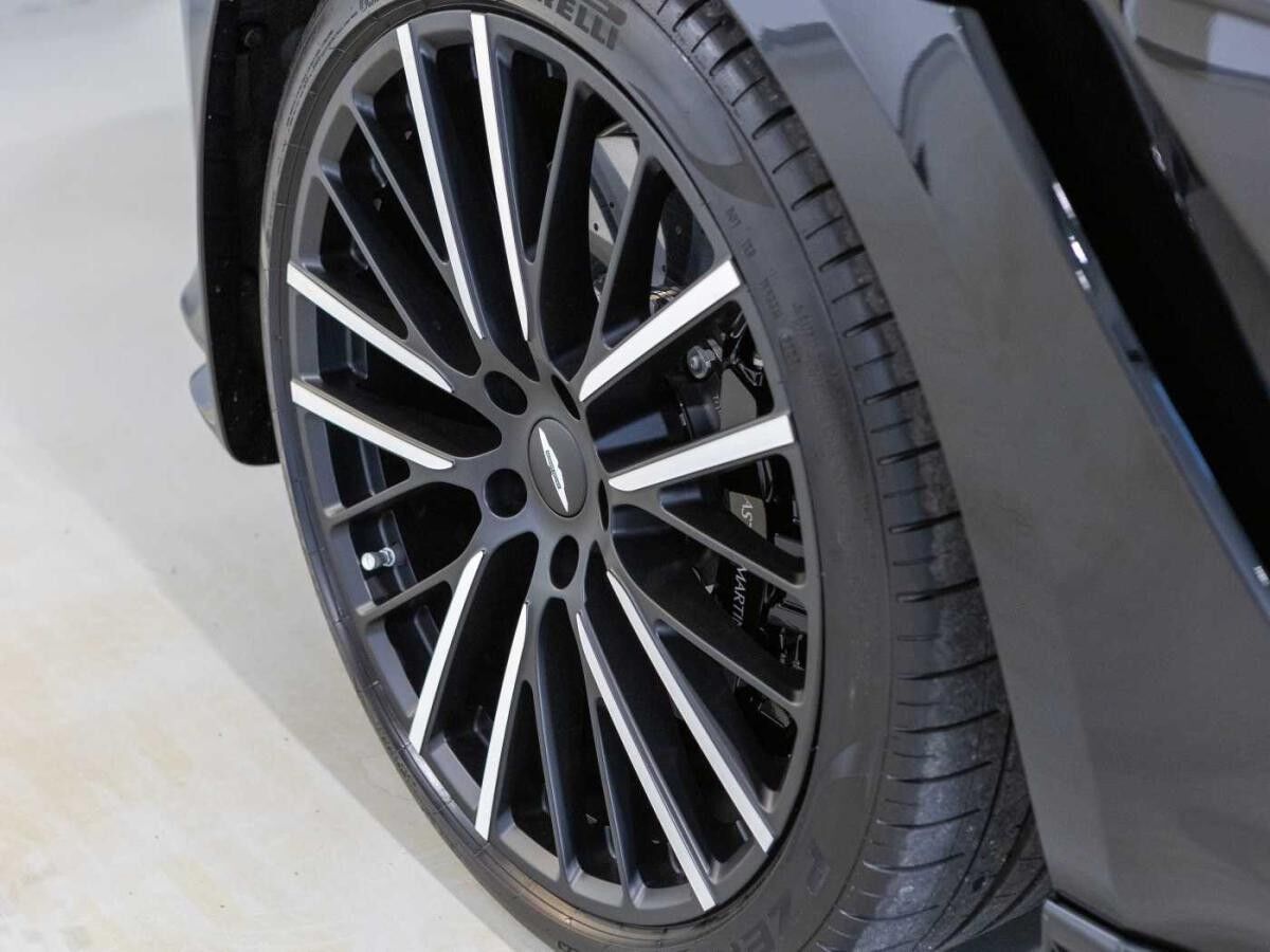 Aston Martin DBX 707