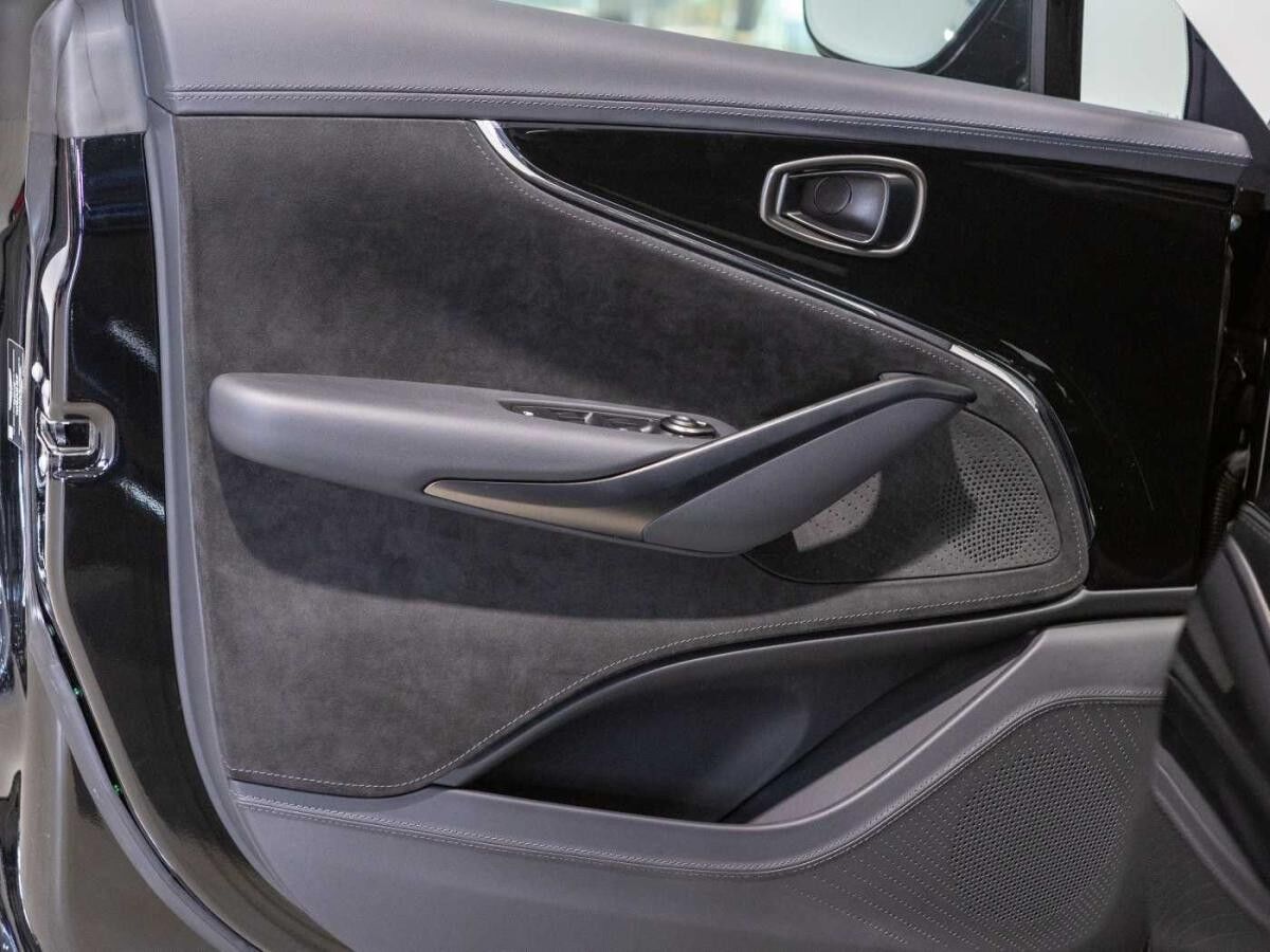 Aston Martin DBX 707