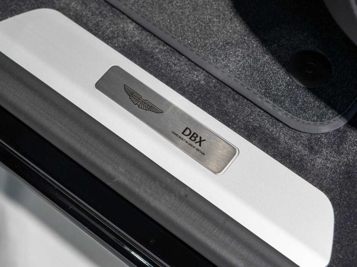 Aston Martin DBX 707