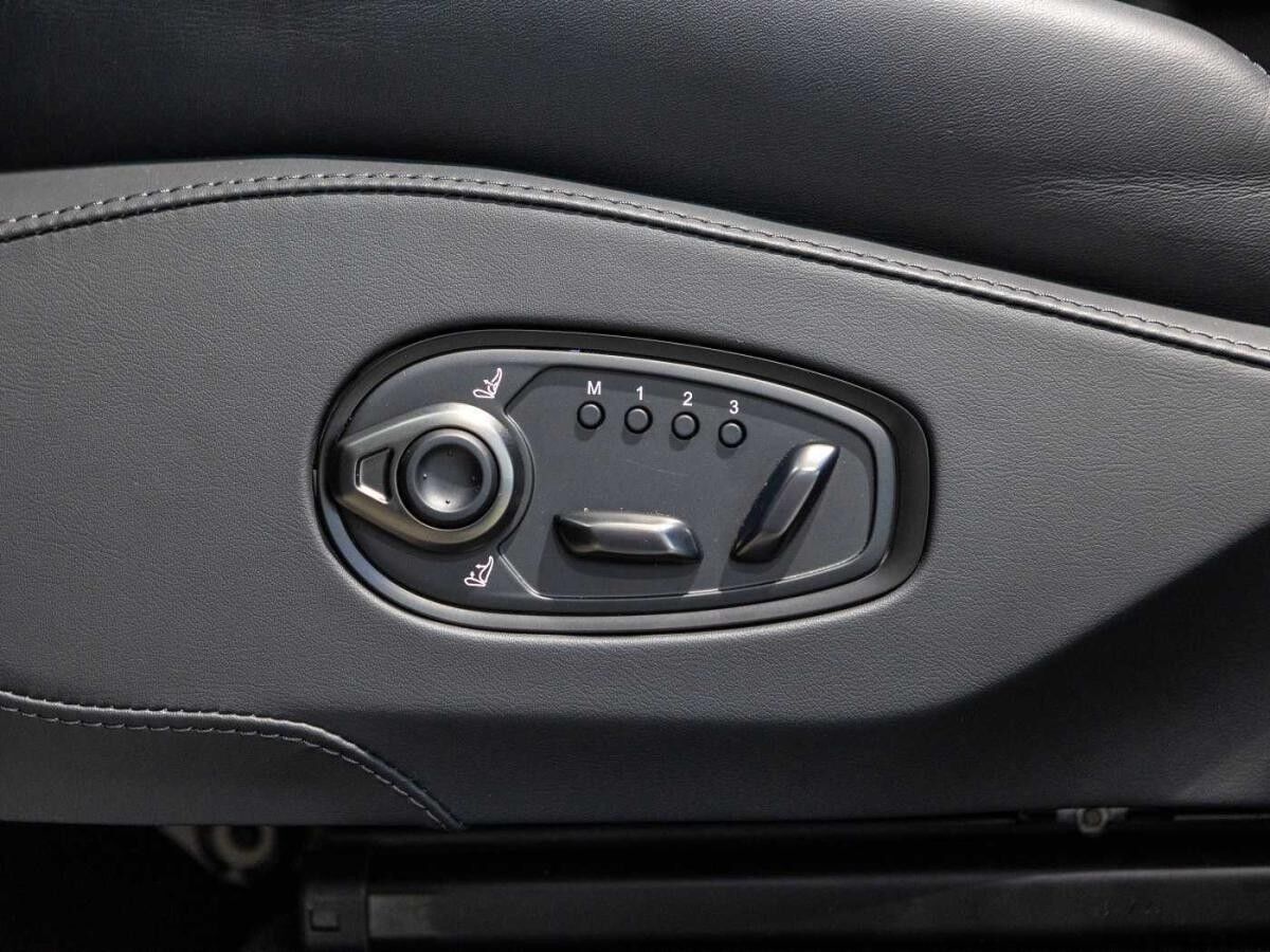 Aston Martin DBX 707