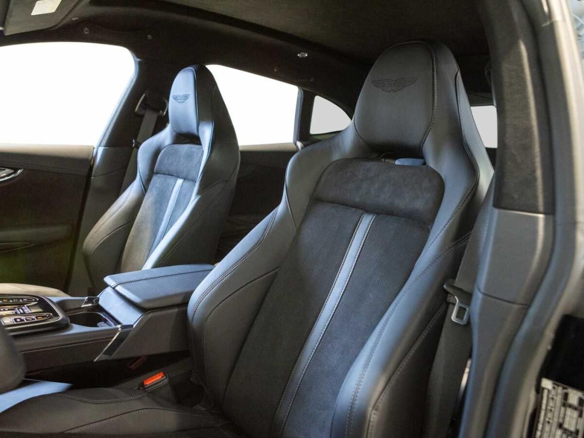 Aston Martin DBX 707