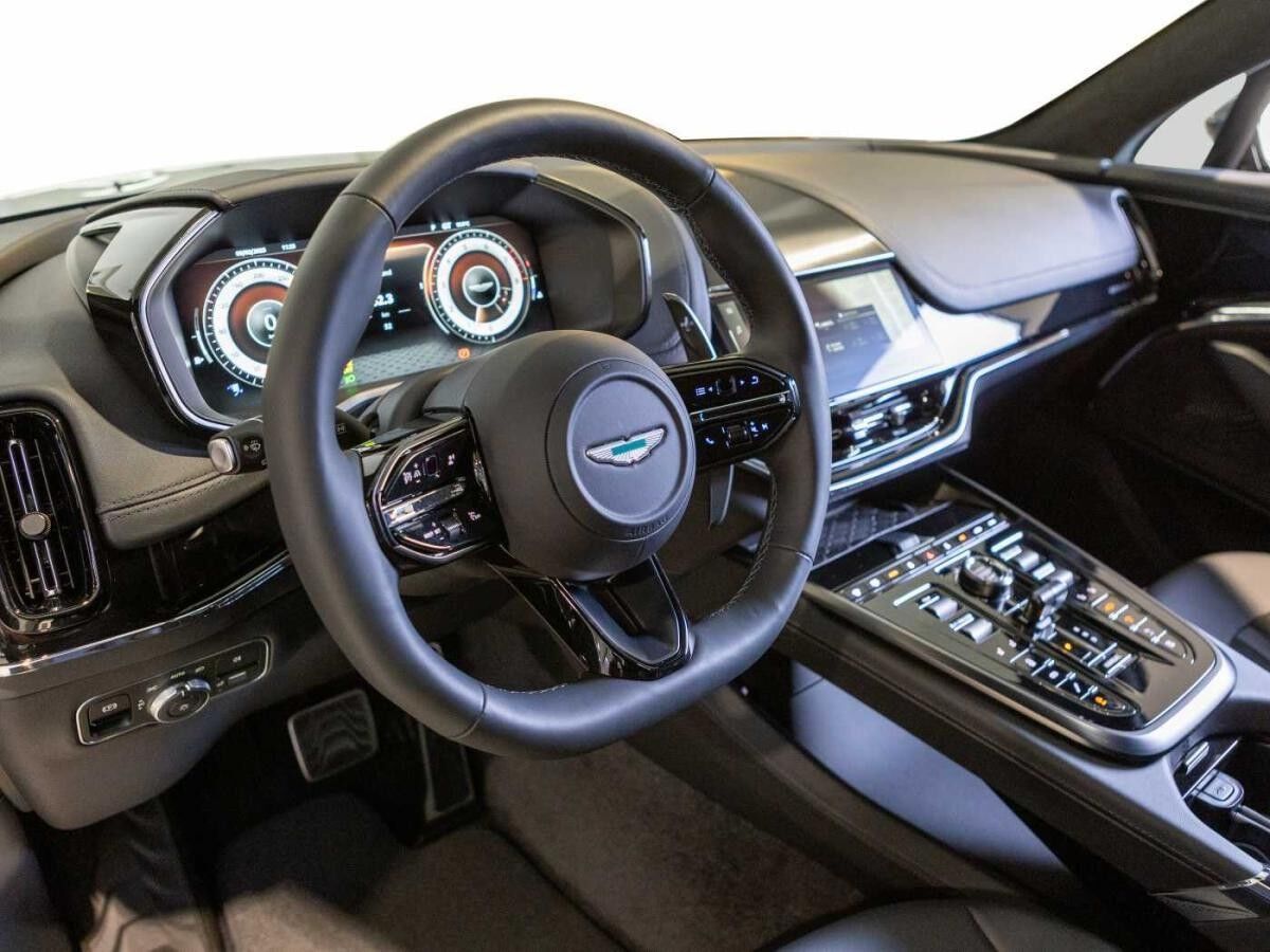 Aston Martin DBX 707