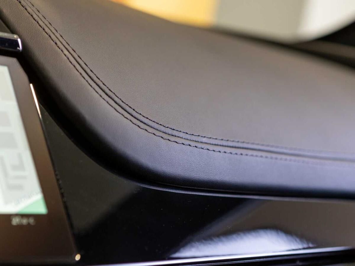 Aston Martin DBX 707