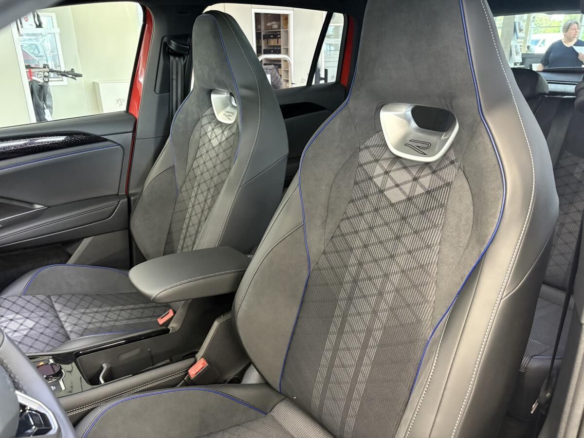 Volkswagen Tiguan R-Line 1,5 l eTSI 150 PS DSG/ AHZV/ LED-Matrix/ Pano-Dach/