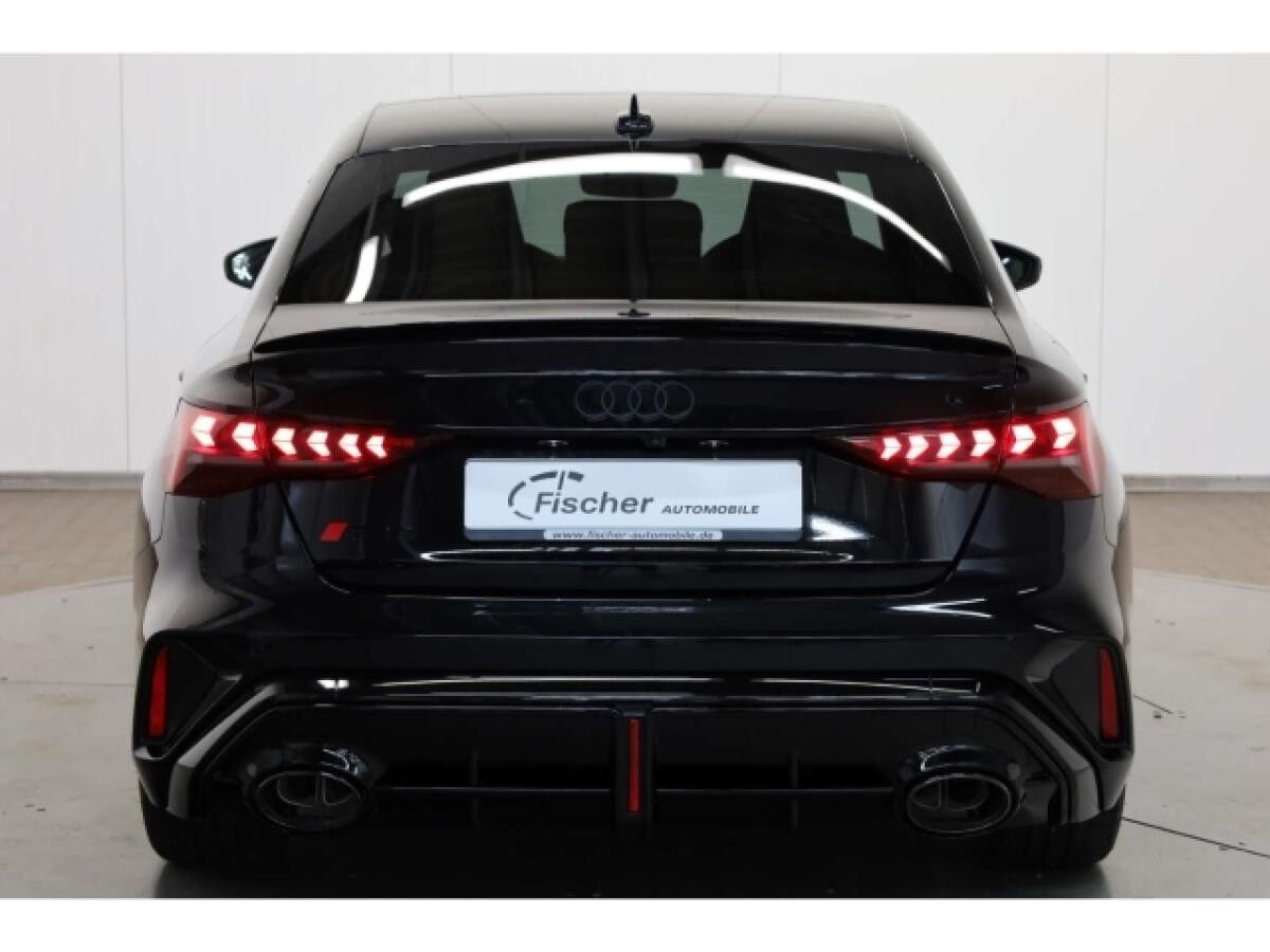 Audi RS3 Limousine TFSI quattro 280 km/h