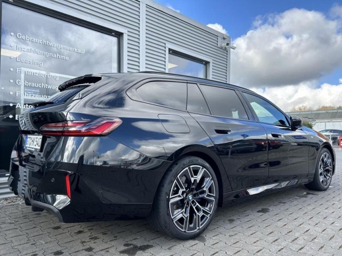 BMW 540 xDrive Touring MSportPro AHK Pano B&W DriAs (G61)
