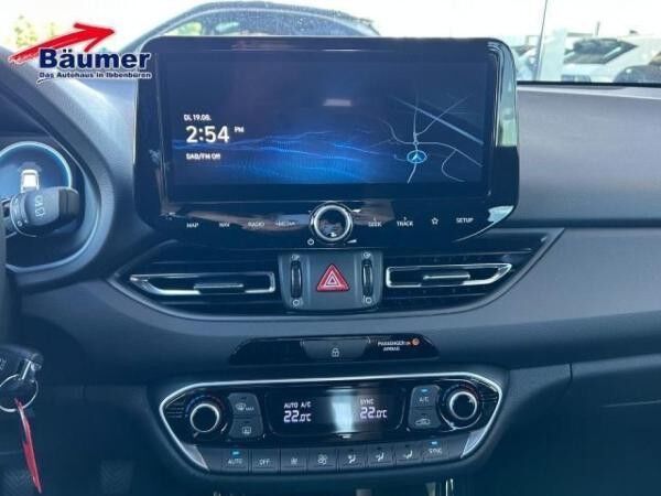 Hyundai i30 ** SONDERMODELL ADVANTAGE ** NAVI ** CAM ** WINTERPAKET **