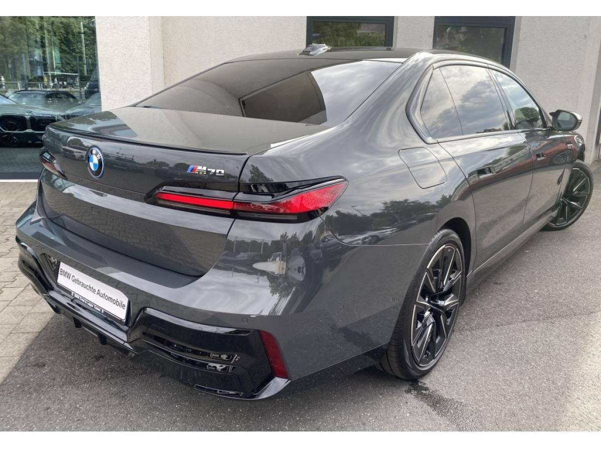 BMW i7 M70 xDrive M Sport || TheatreScreen Massage (G70)