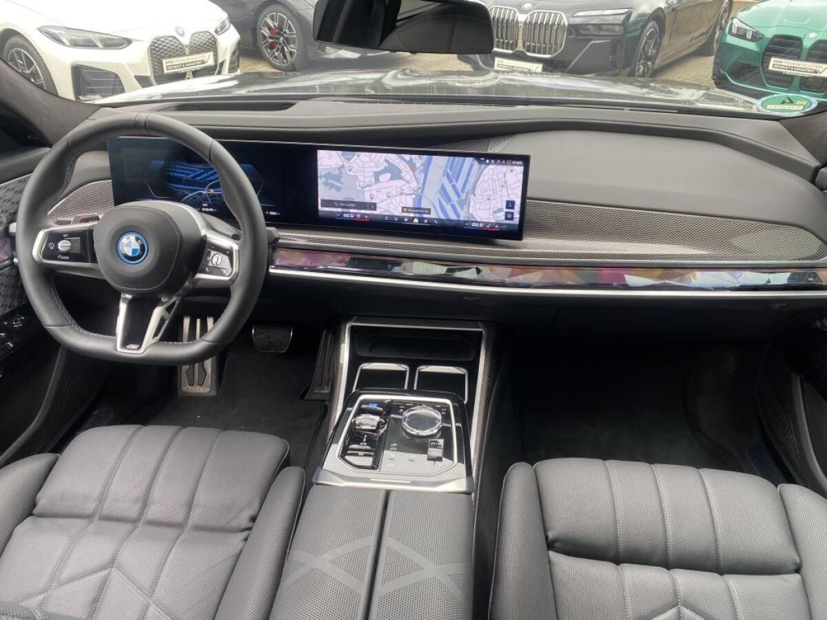 BMW i7 M70 xDrive M Sport || TheatreScreen Massage (G70)